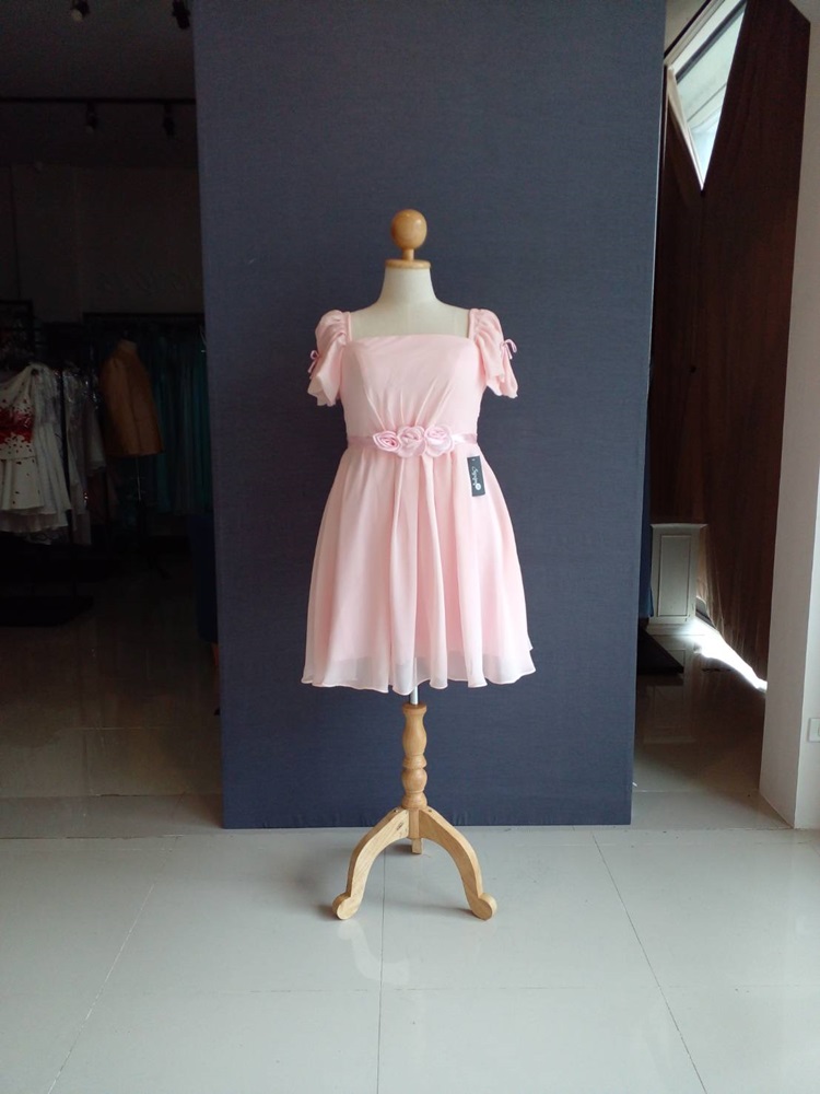 พร้อมส่ง ชุดราตรีสั้น สีชมพูหวาน แขนตุ๊กตามีโบว์ ผ้าชีฟอง แบบสวยหวาน เพิ่มดอกช่วงเอว (เชือกผูกหลัง)