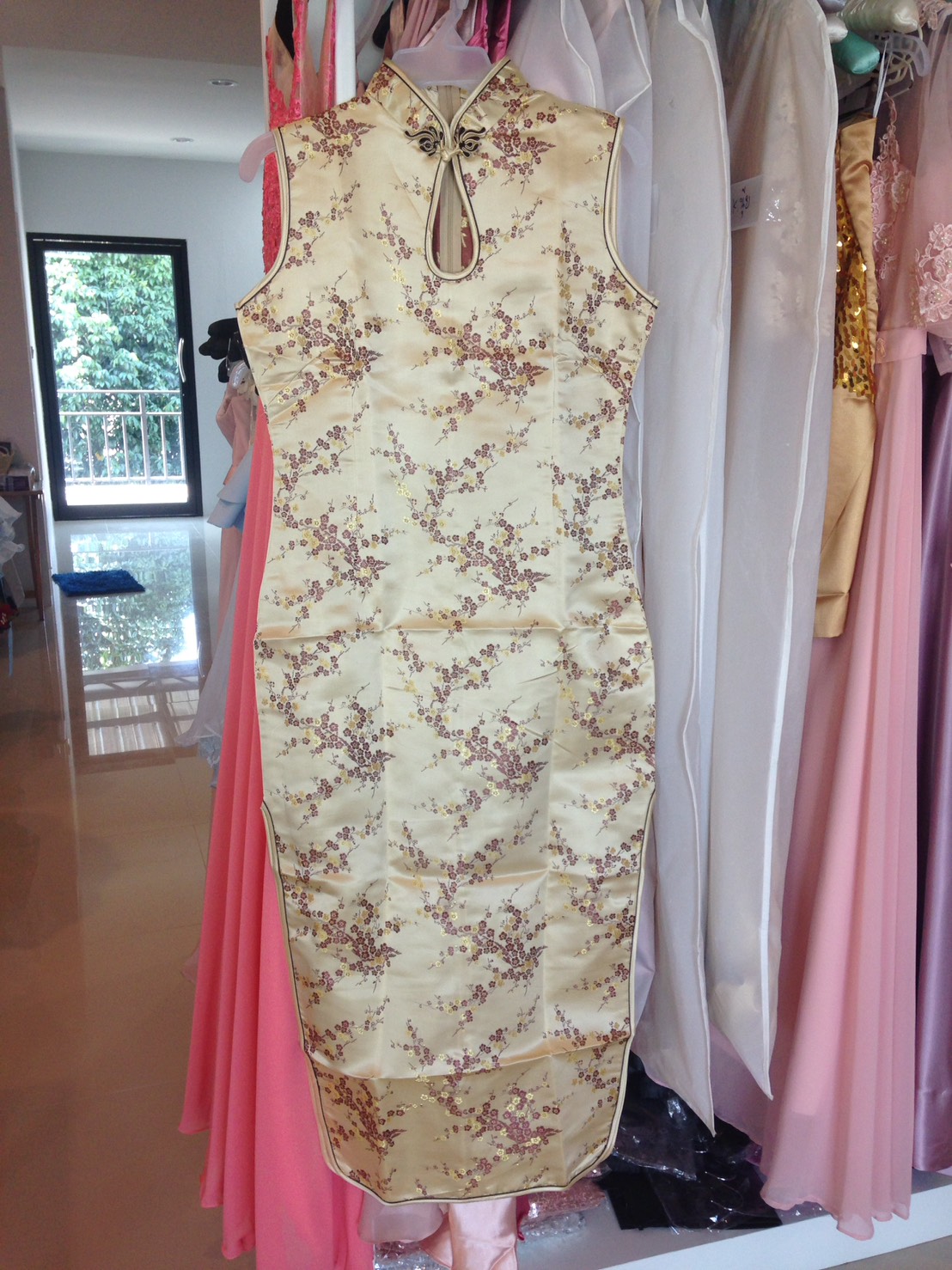 Pre-order กี่เพ้า แขนกุด สีทอง ลายดอกบ๊วย Cherry Blossom ผ้าไหมจีน กุ๊นขอบ ตัดเย็บอย่างดี