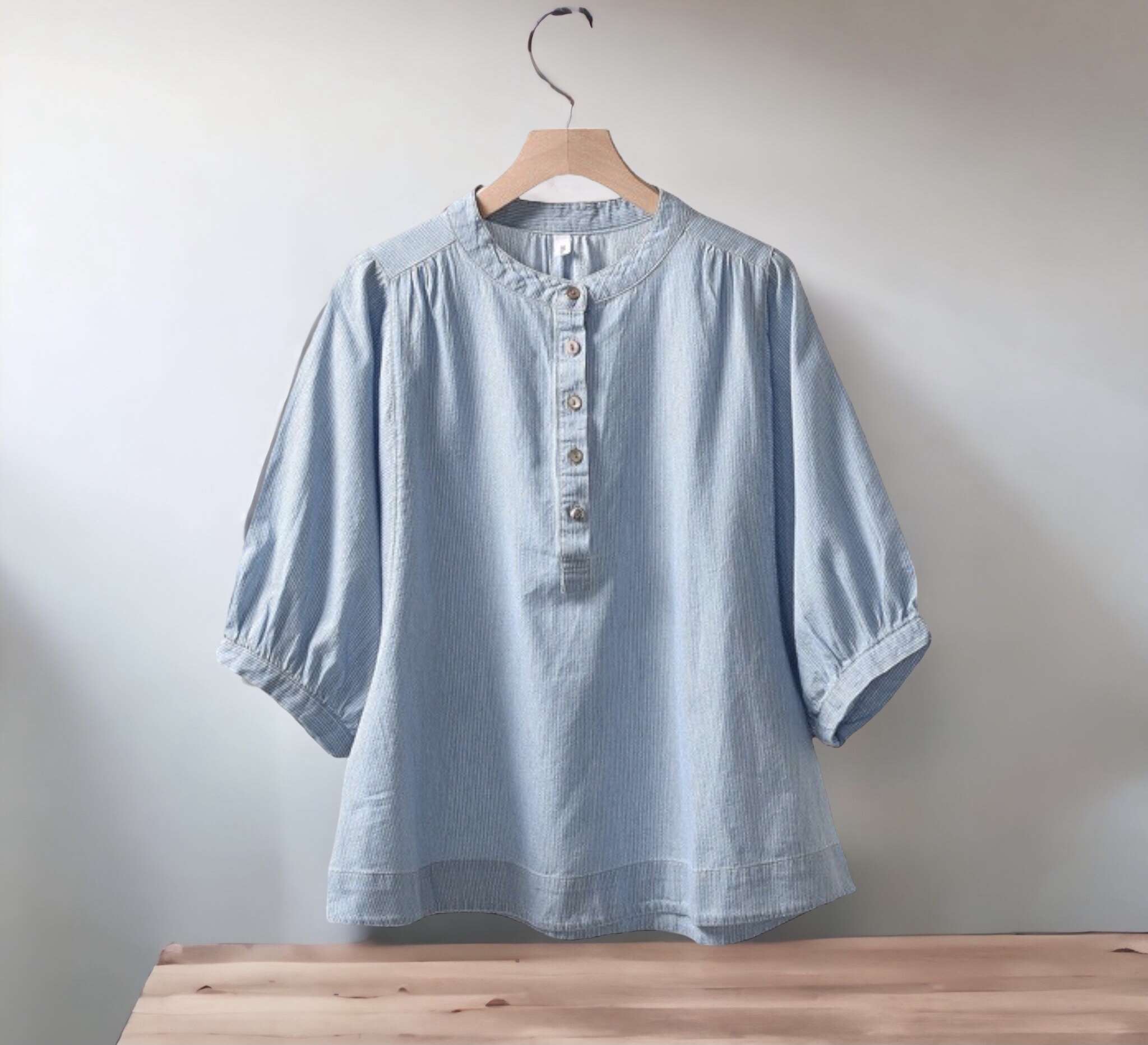 เสื้อผ้าฝ้ายลายริ้ว ทรงไหล่ล้ำ