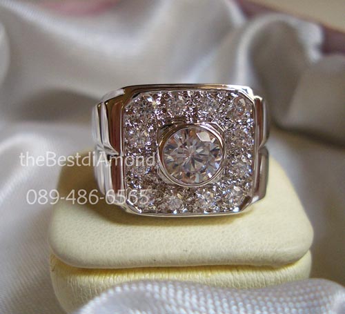 BR811RD++แหวนชายหน้าสี่เหลี่ยม เพชรกลาง 80 สตพร้อมล้อมด้วยเพชรฝังจิกไข่ปลา งานสวย หรูหรา อยู่ได้นาน ไม่มีล้าสมัย ใส่ติดนิ้วได้เลย เหมือนของจริงมากๆๆ