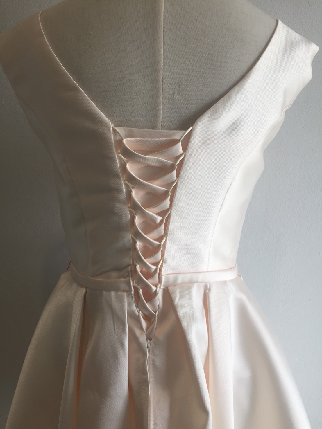 พร้อมเช่า ชุดราตรีสั้น แบบแขนกุด ผ้าซาตินเรียบหรู กระโปรงทรงA แต่งโบว์2ชั้น ช่วงเอว สีครีม Champagne (เชือกผูกหลัง)