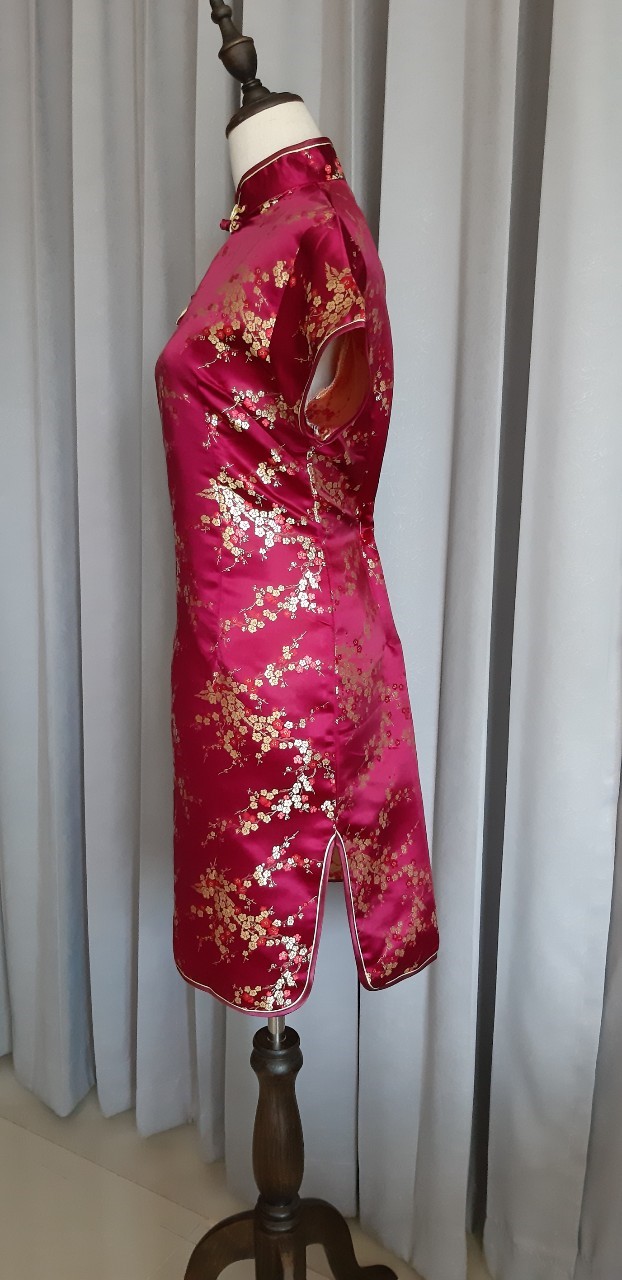 พร้อมส่ง กี่เพ้า / สั้น สีไวน์แดง ลายดอกบ๊วย Cherry Blossom ผ้าไหมจีน กุ๊นขอบ ตัดเย็บอย่างดี (XL)