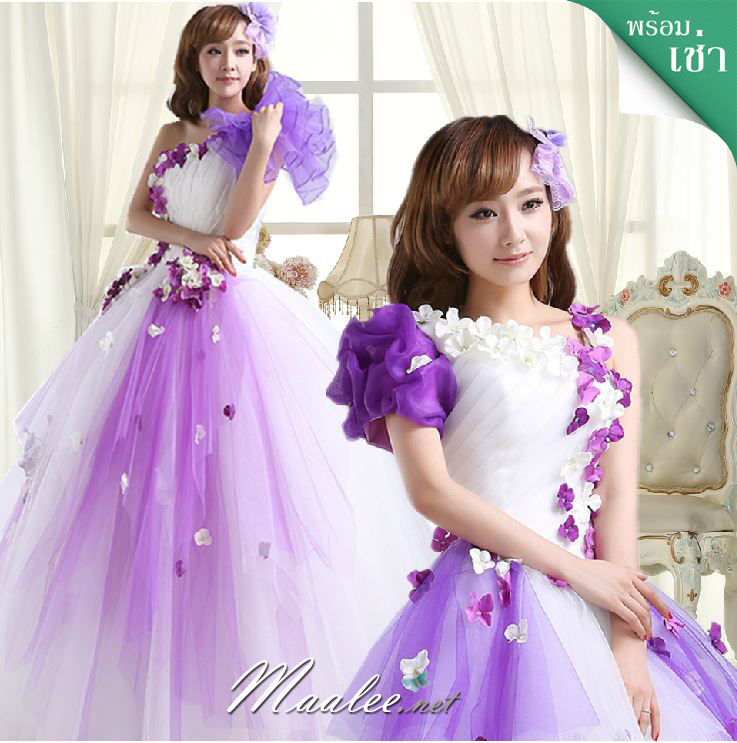 พร้อมเช่า ชุดแฟนซี ชุดราตรียาว สีม่วงขาว เกาะอกไหล่เดียว แต่งดอกไม้สามมิติ แต่งระบายที่ไหล่ กระโปรงพองสวย