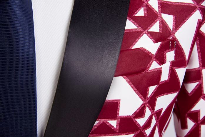 พร้อมเช่า เสื้อสูทชาย สีแดงขาว แต่งปกคอดำ พิมพ์ลายกราฟฟิก กับกางเกงสีดำ