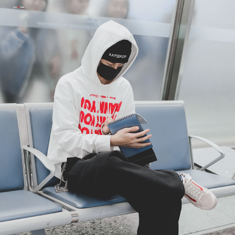 เสื้อฮู้ด (Hoodie) FREINDS & THANK YOU แบบ หวังอี้ป๋อ