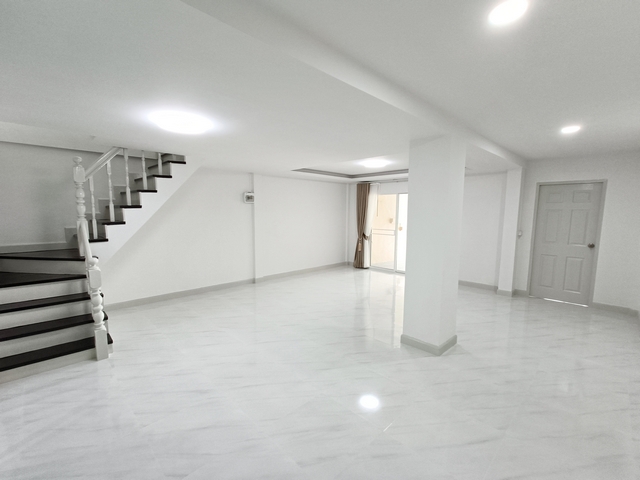 ขายทาวน์เฮ้าส์หมู่บ้านกรุงทอง สายไหม33 แบบ 3 ห้องนอน 2 ห้องน้ำ รีโรเวทใหม่ พร้อมเข้าอยู่ ฟรีโอน