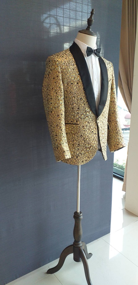 พร้อมเช่า ชุดสูท เสื้อสูทชาย สีทอง ปกทักซิโด้ ทอลาย3มิติ กับกางเกงสีดำ