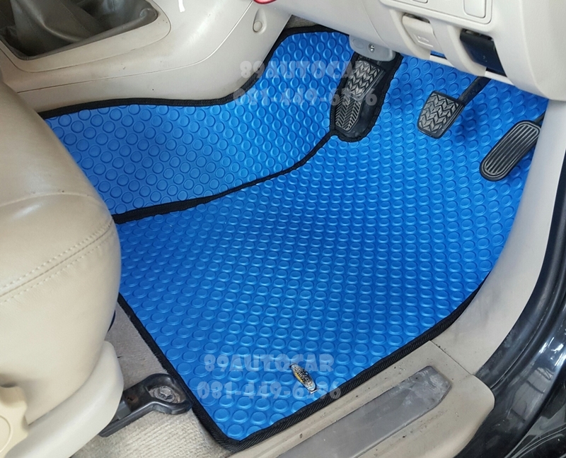 ผ้ายางปูพื้นรถยนต์ Toyota Vigo 4 ประตู ลายกระดุมสีฟ้าขอบดำ