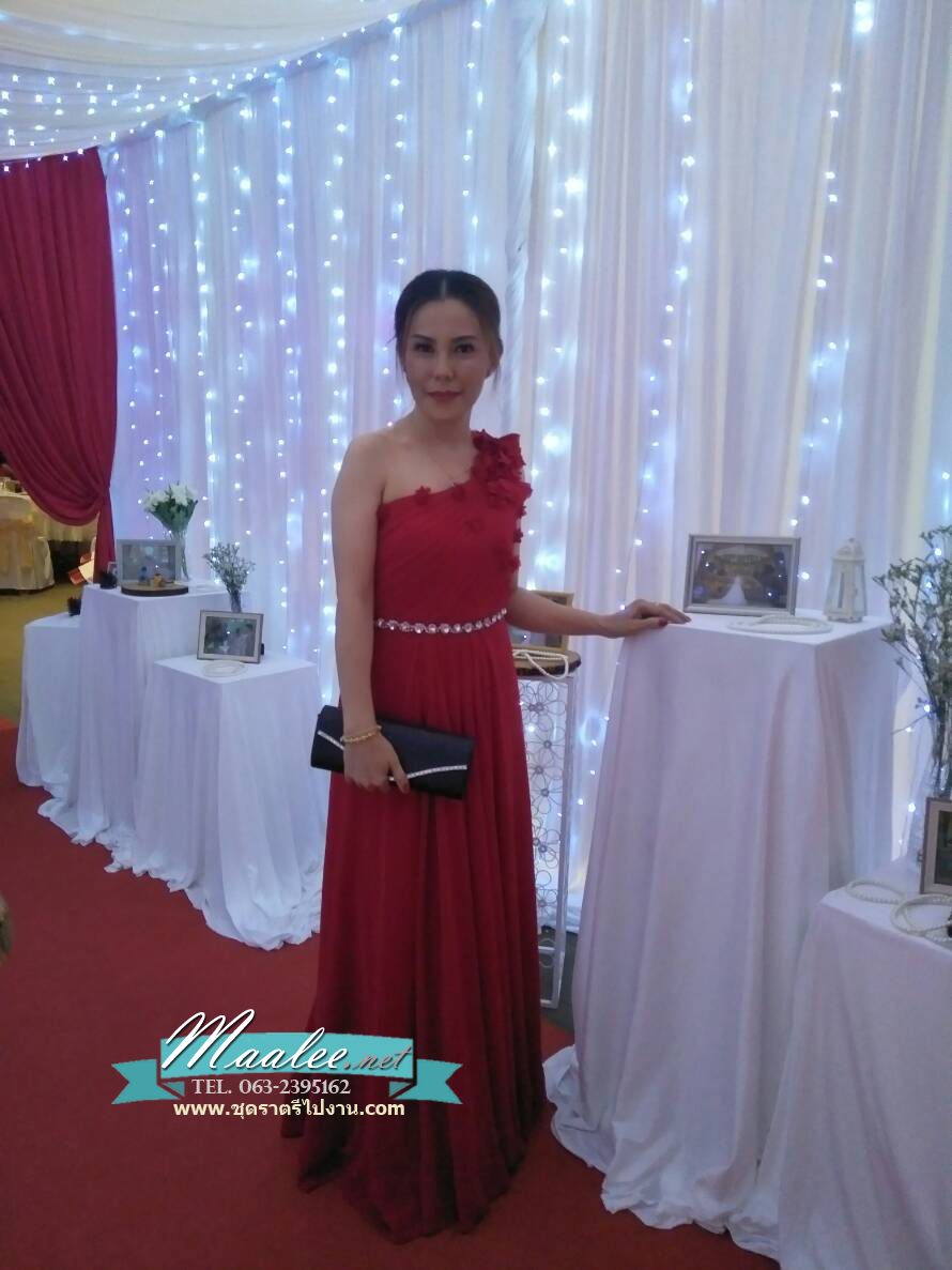 พร้อมเช่า ชุดราตรียาว ไหล่เดียว ผ้าชีฟองคาดเพชรที่เอว แต่งดอกสวย สีไวน์แดง