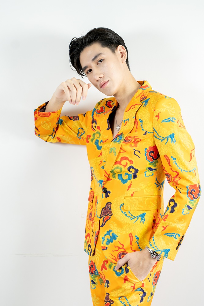 พร้อมเช่า ชุดสูทจีนชาย สีเหลืองทอง พิมพ์ลายกราฟฟิก สไตล์จีน *ไม่มีเสื้อกั๊ก*