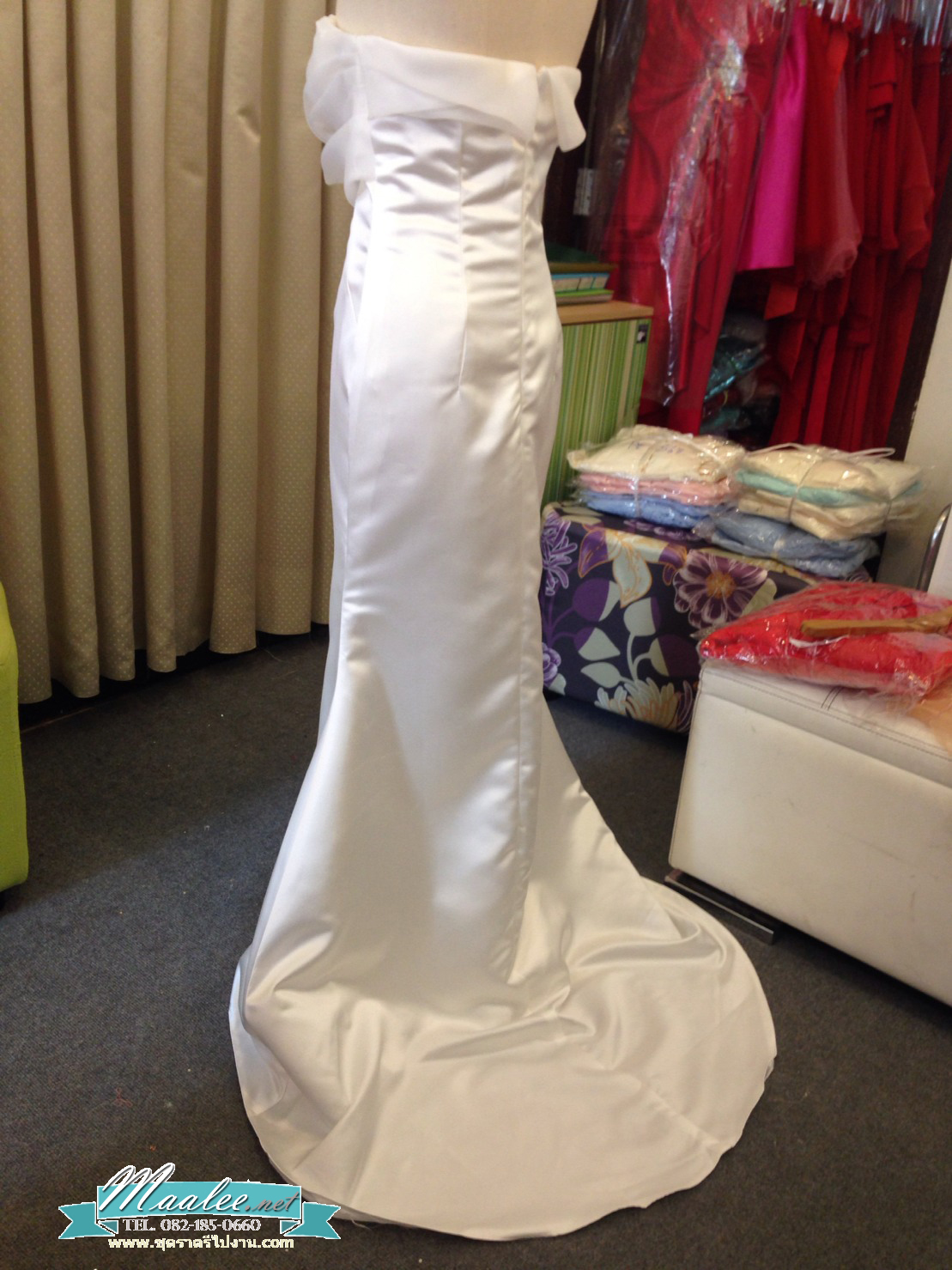 พร้อมเช่า ชุดเจ้าสาว/เพื่อนเจ้าสาว ราตรียาว แบบเกาะอก ทรงหางปลา สีแดง เรียบหรู แต่งผ้าแก้วช่วงอก กระโปรงผ้าซาติน ชายยาว (เชือกผูกหลัง)