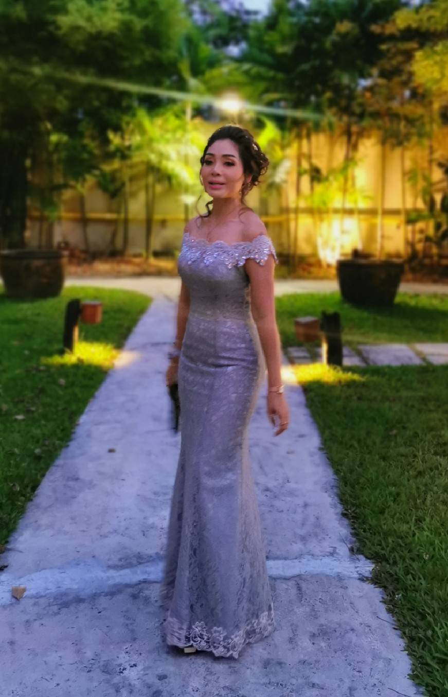 พร้อมเช่า ชุดราตรียาว แบบปาดไหล่ เข้ารูป ทรงหางปลา สีเทา ผ้าลูกไม้ แต่งเลื่อมสุดหรู (เชือกผูกหลัง)