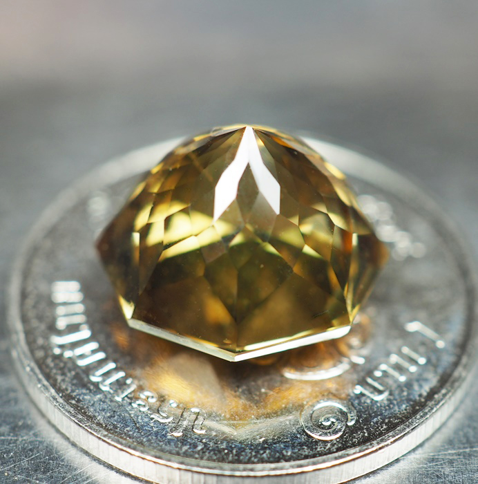 พลอยซิทรินสีเหลือง 6 กะรัตทรงแปดเหลี่ยม
