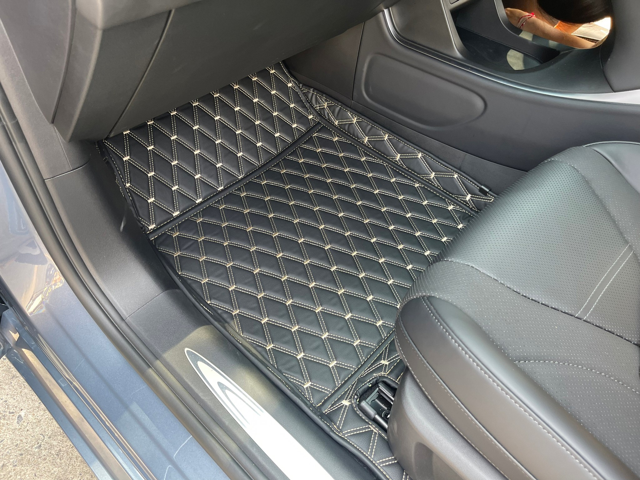 พรมรถ Ora 07 ปูพรมVVIP สีดำด้ายทอง เต็มคัน 6 ชิ้น