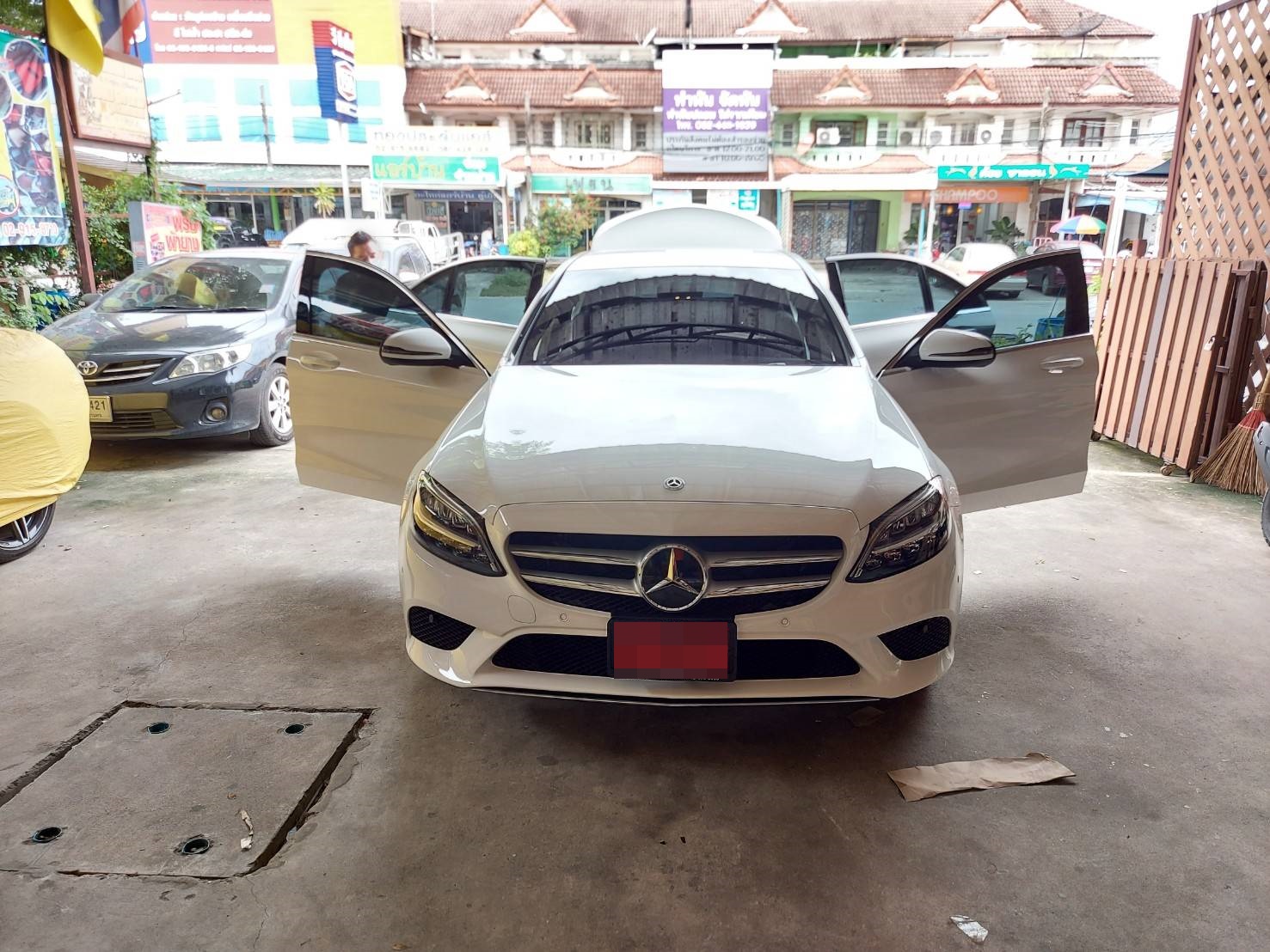 พรมรถยนต์ Benz C220d W205 ปูพรม7D สีกาแฟ + พรมดักฝุ่นสีน้ำตาล เข้ารูป