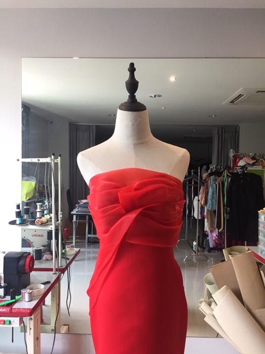 พร้อมเช่า ชุดเจ้าสาว/เพื่อนเจ้าสาว ราตรียาว แบบเกาะอก ทรงหางปลา สีแดง เรียบหรู แต่งผ้าแก้วช่วงอก กระโปรงผ้าซาติน ชายยาว (เชือกผูกหลัง)