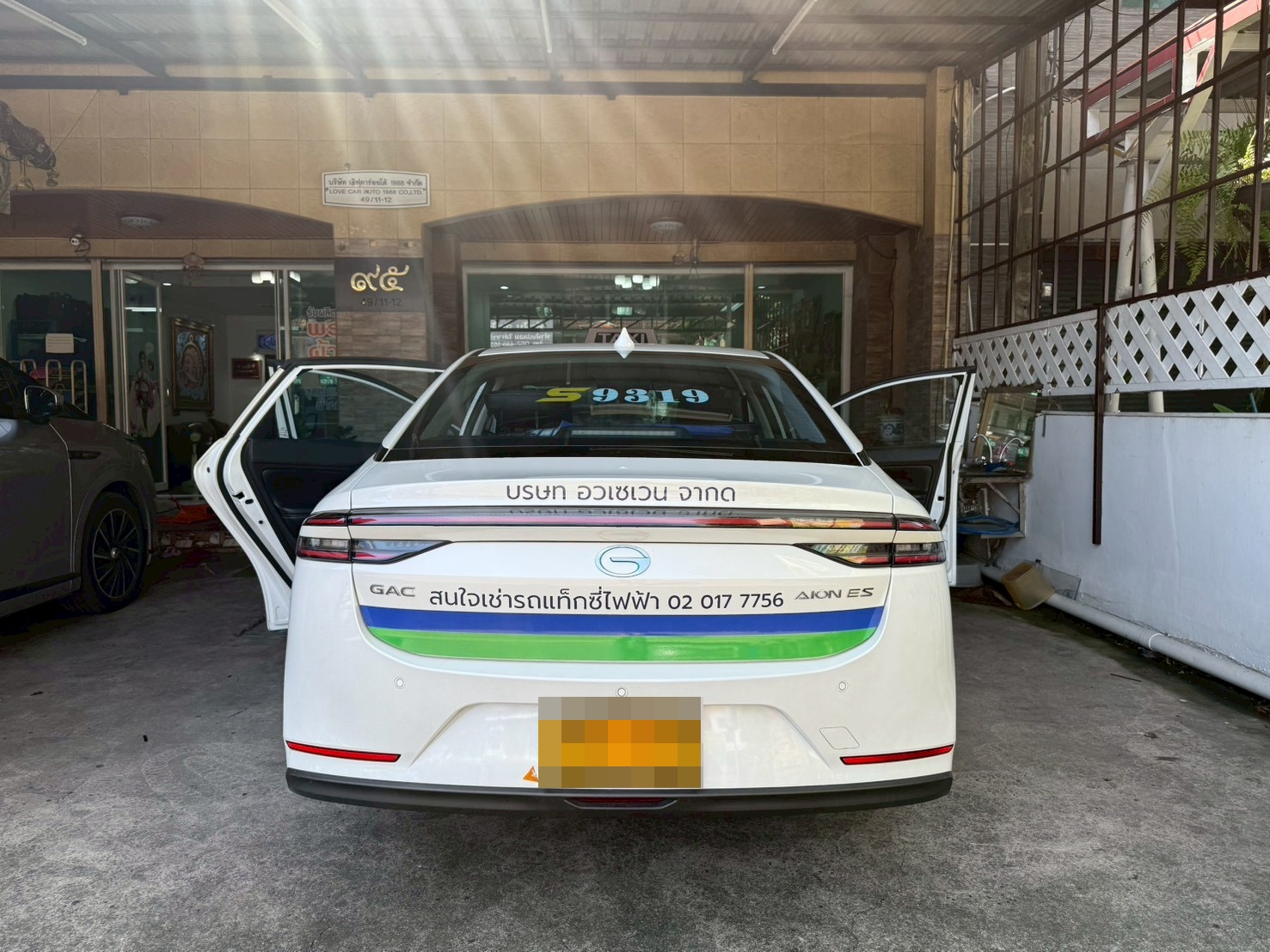 พรมรถ GAC Aion ES ปูพรมVVIP สีส้มด้ายทอง เข้ารูป