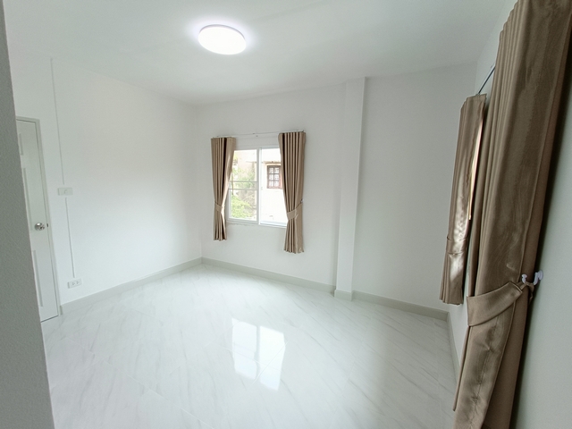 ขายทาวน์เฮ้าส์หมู่บ้านกรุงทอง สายไหม33 แบบ 3 ห้องนอน 2 ห้องน้ำ รีโรเวทใหม่ พร้อมเข้าอยู่ ฟรีโอน