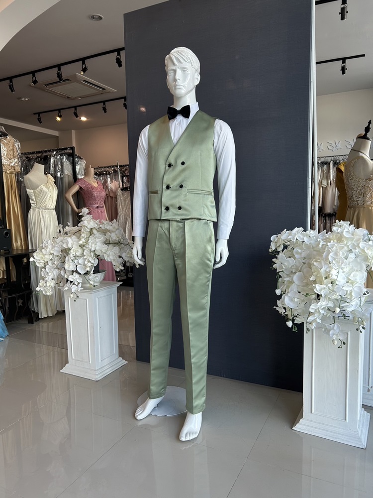 พร้อมเช่า ชุดสูทสีเขียว คอแหลม 2 กระดุม พร้อมเสื้อกั๊ก