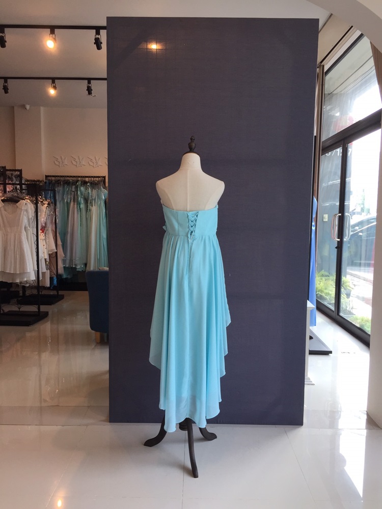 พร้อมเช่า ชุดราตรีสั้น เกาะอก หน้าสั้นหลังยาว แต่งดอกเพิ่มคริสตัล สีฟ้า