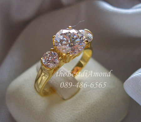 BR908+++แหวนเพชร 3 เม็ด วงนี้เรียบร้อย แต่หรูหรามาก เพชรกลาง 1 กะรัตกว่าๆ (7 มม) คลาสลิค ไม่ล้าสมัย ใส่ได้นานค่ะ สวยเรียบๆ แต่ดูดีมาก ขอแนะนำค่ะ