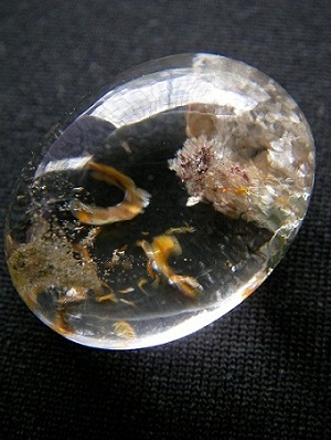 QU0012 QUARTZ แก้วเข้าแก้ว ปวกแดงคลุม กระจายด้วยฐานแผ่นแก้วกาบสีเหลืองทอง พม่า ขนาดเม็ดแก้ว 17.66x23.16x12.82 ct. นน. 38.81 ct.