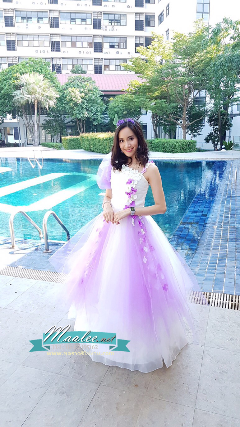 พร้อมเช่า ชุดแฟนซี ชุดราตรียาว ไหล่เฉียงแขนตุ๊กตา สีม่วง ขาว แต่งดอกไม้สามมิติ