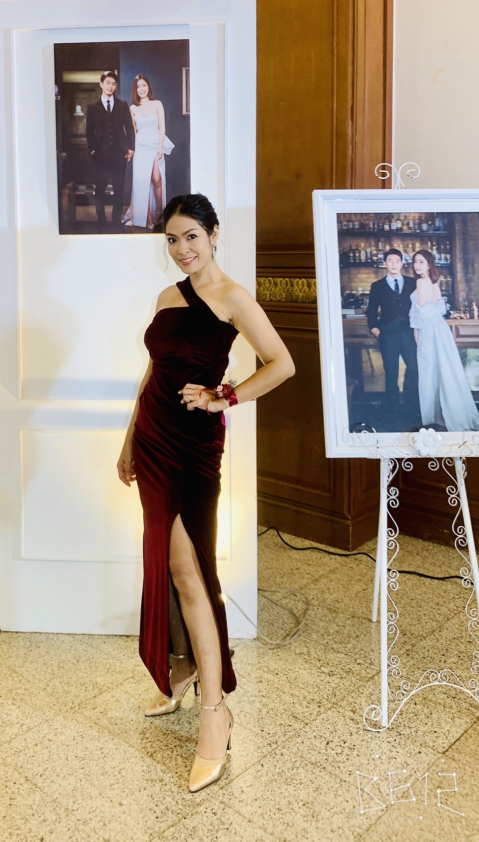 พร้อมเช่า ชุดเดรส เดรสเกาะอก ไหล่เดียว สีไวน์แดง เนื้อกำมะหยี่