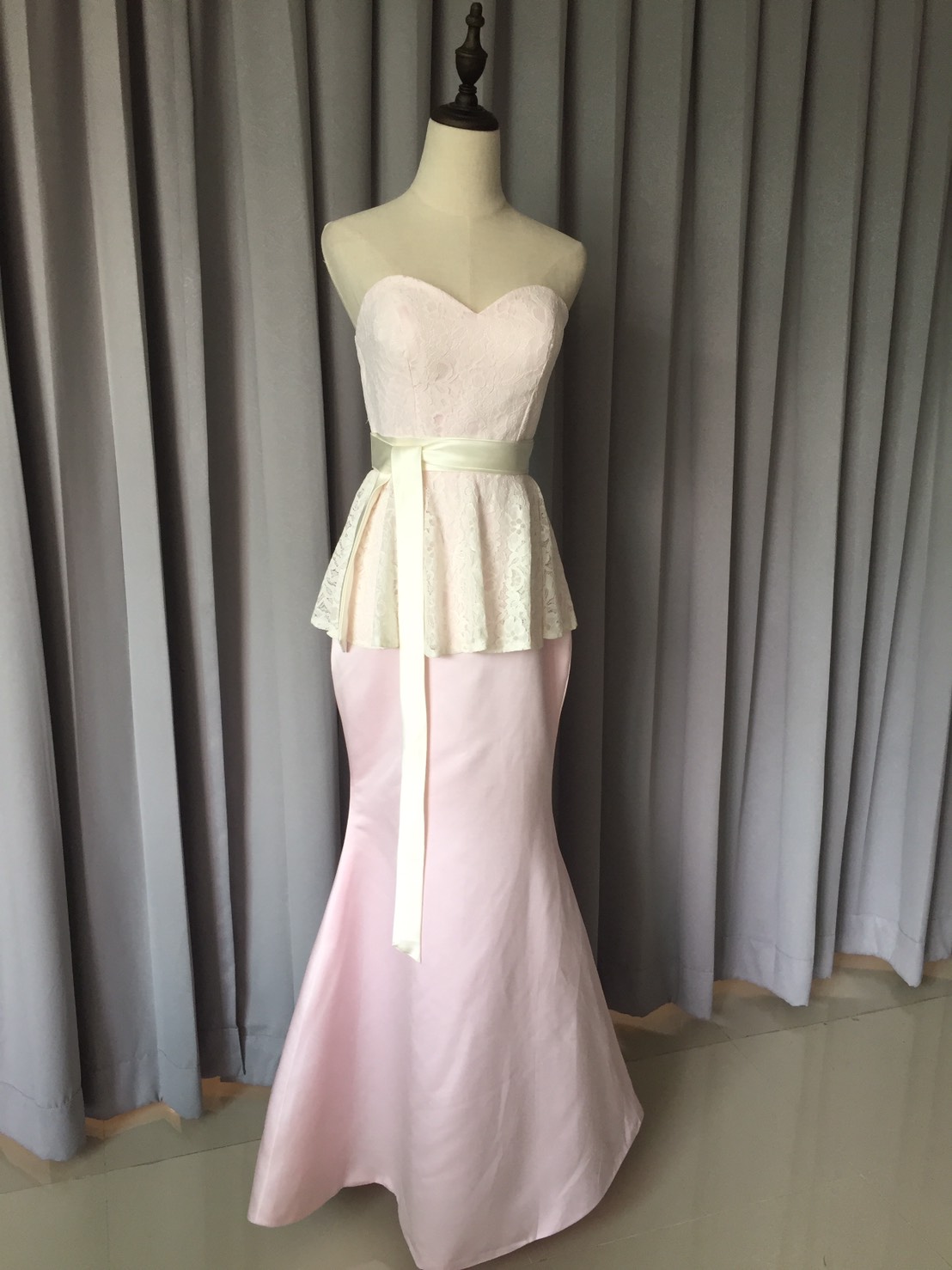 พร้อมส่ง ชุดราตรียาว เกาะอก ลูกไม้สีขาว ระบายช่วงเอวพร้อมโบว์สีขาว ตัวกระโปรงสีชมพูทรงหางปลา