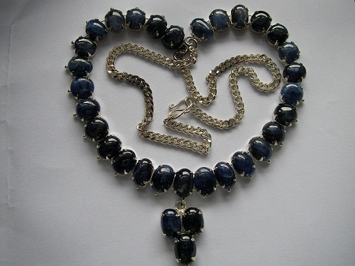 นิหร่าพม่า จากบ่อม๊กก๊ก เป็นบ่อพลอยเก่าของพม่า ที่มีพลอยเนื้อดีสีสวย รวม 32 เม็ด ต่อเม็ดหนักประมาณ 4-5 ct. น้ำหนักกว่า 144 ct. ราคาโทรถาม