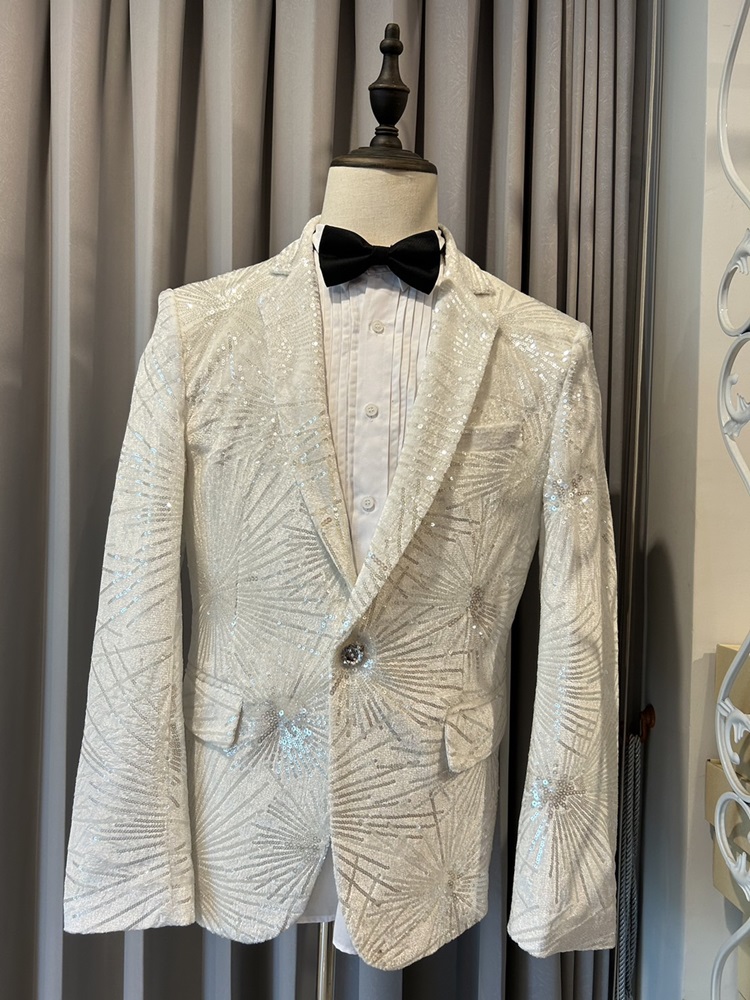 พร้อมเช่า เสื้อสูทชาย สีขาว แต่งเลื่อม