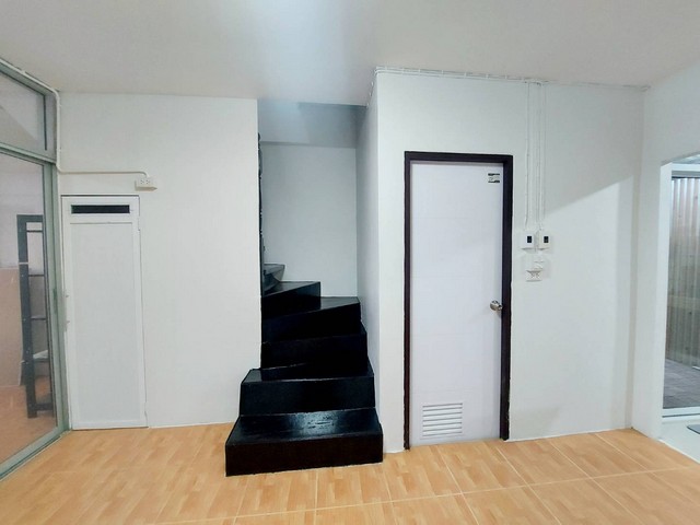 ขายทาวน์เฮ้าส์หมู่บ้านรัชธานี 5 ซอยดวงมณี 2 ชั้น 2 ห้องนอน 2 ห้องน้ำ รีโรเวทใหม่ มีแอร์ พร้อมเข้าอยู่