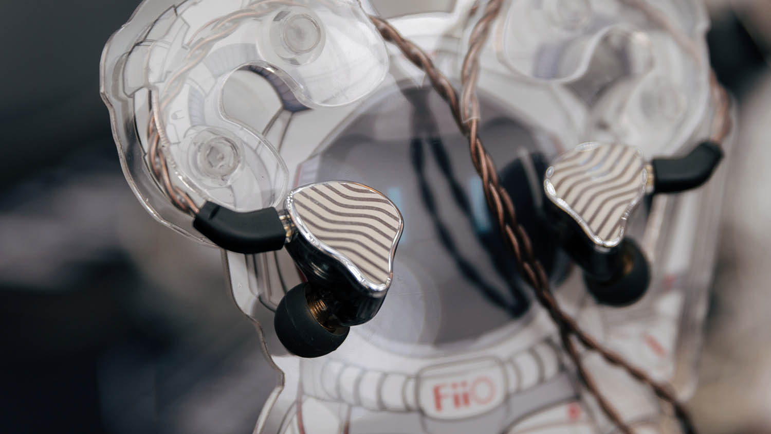 FiiO JH3 ของแท้ รับประกันศูนย์ไทย หูฟัง 3 ไดรเวอร์ 2BA 1DD รองรับ Hi-Res สายถอดได้ขั้ว 2Pin