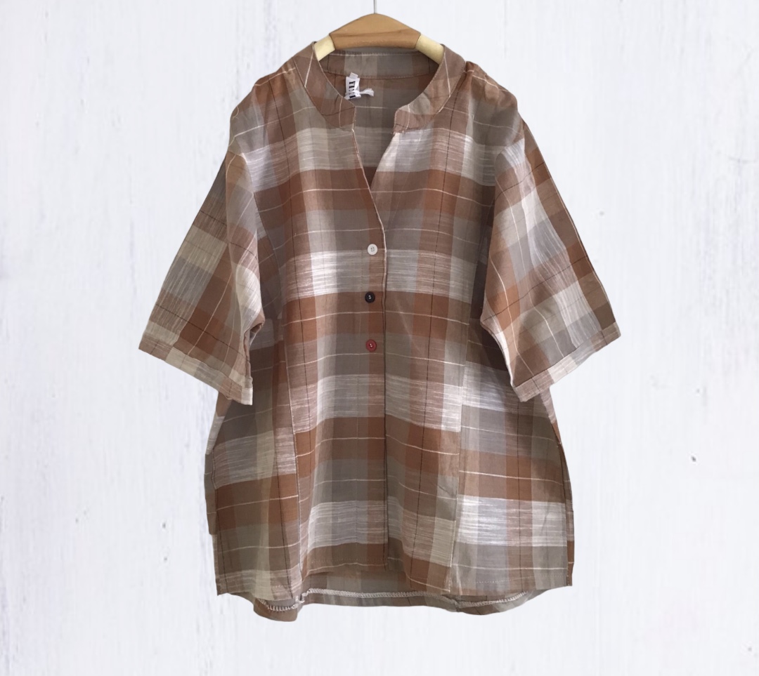 เสื้อผ้าฝ้ายลายสก็อตแต่งกระดุมสี