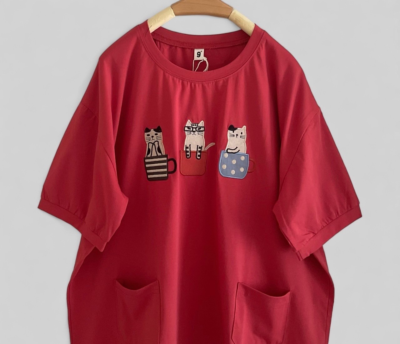เสื้อยืดปักลายแมวแต่งกระเป๋า 9am