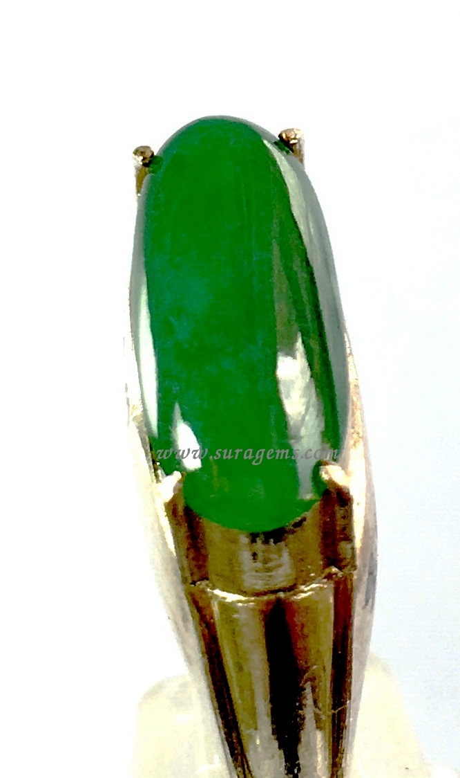 หยกพม่า A jadeite Myanmar เนื้อแก้วสีเขียวสไปรเข้มสด ทรงหมอน นน. 2.43 ct. ขนาด 16.07x6.67x2.56 mm.