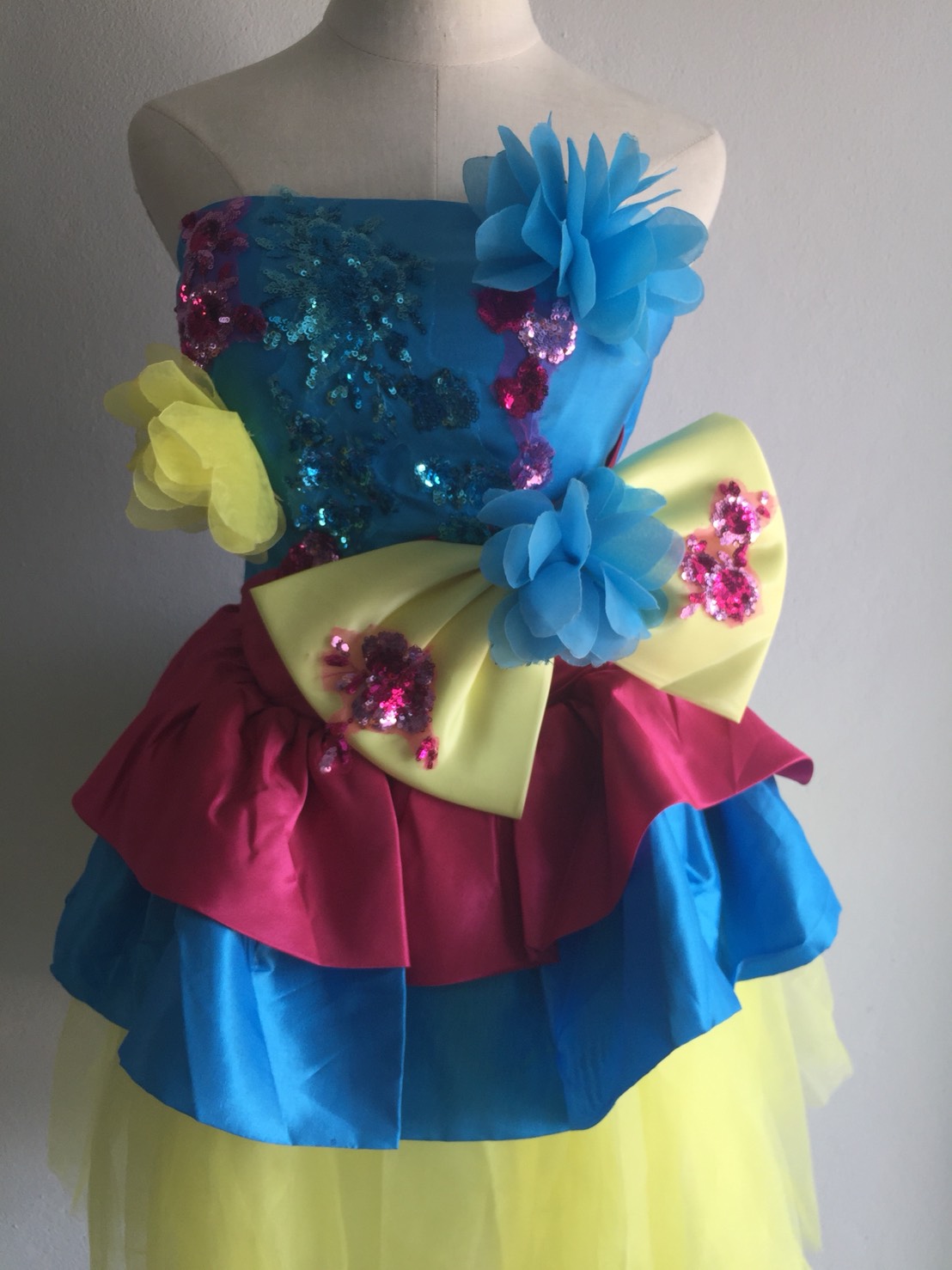 พร้อมเช่า ชุดแฟนซี ชุดราตรีสั้น เกาะอกกระโปรงระบาย สีหวาน แต่งดอกไม้และโบว์ที่เอว