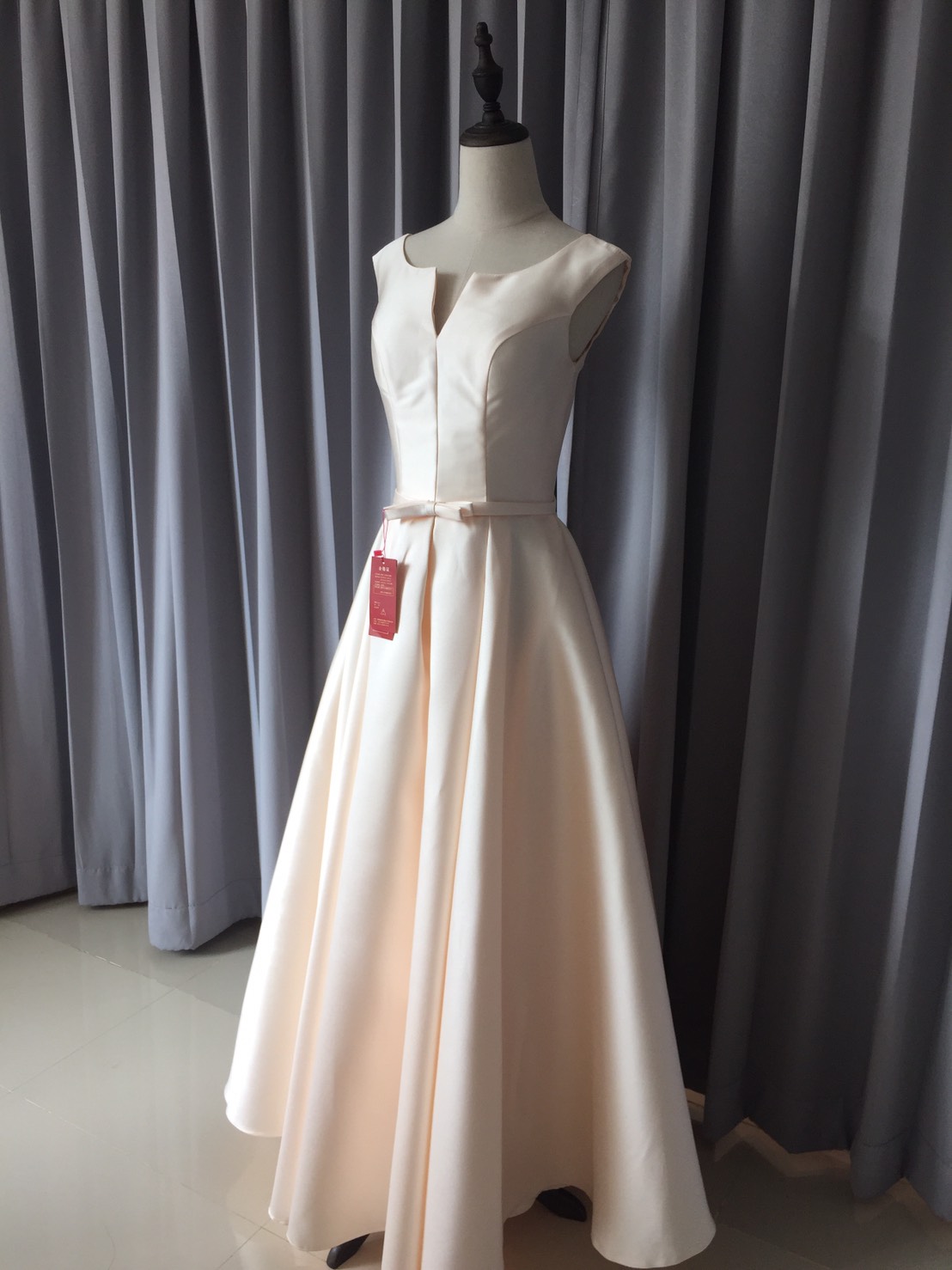 พร้อมส่ง ชุดราตรียาว แบบแขนกุด ผ้าซาตินเรียบหรู แต่งโบว์2ชั้น ช่วงเอว สีครีม Champagne (เชือกผูกหลัง)