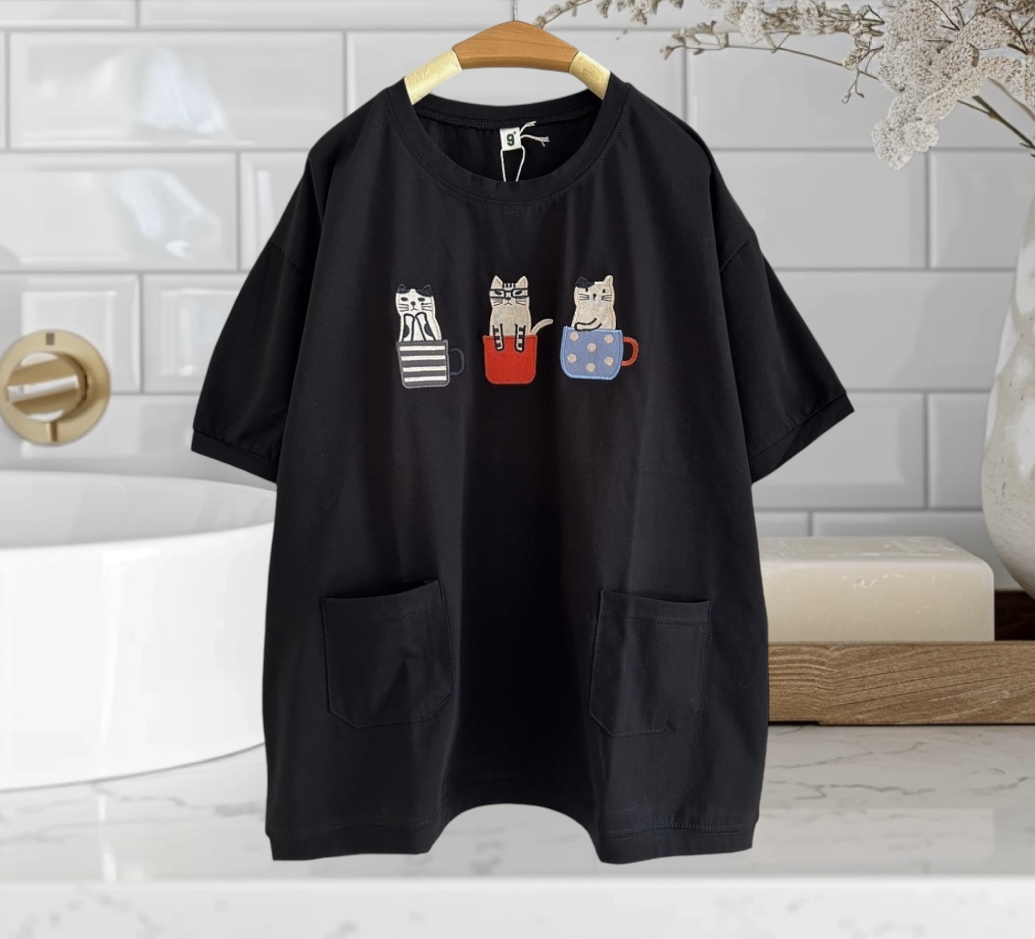 เสื้อยืดปักลายแมวแต่งกระเป๋า 9am