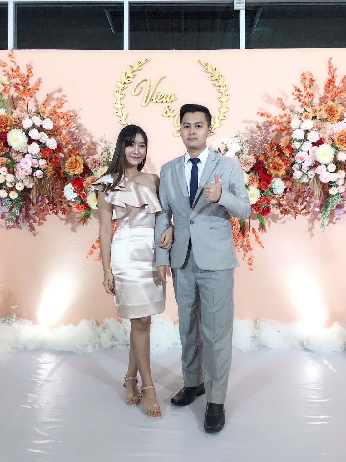 พร้อมเช่า ชุดเดรสสั้น เดรสบ่าเฉียง ผ้าดัชเชส แพทเทิร์นเนียบ ทรงสอบ ระบายบ่า สองชั้น สีทอง