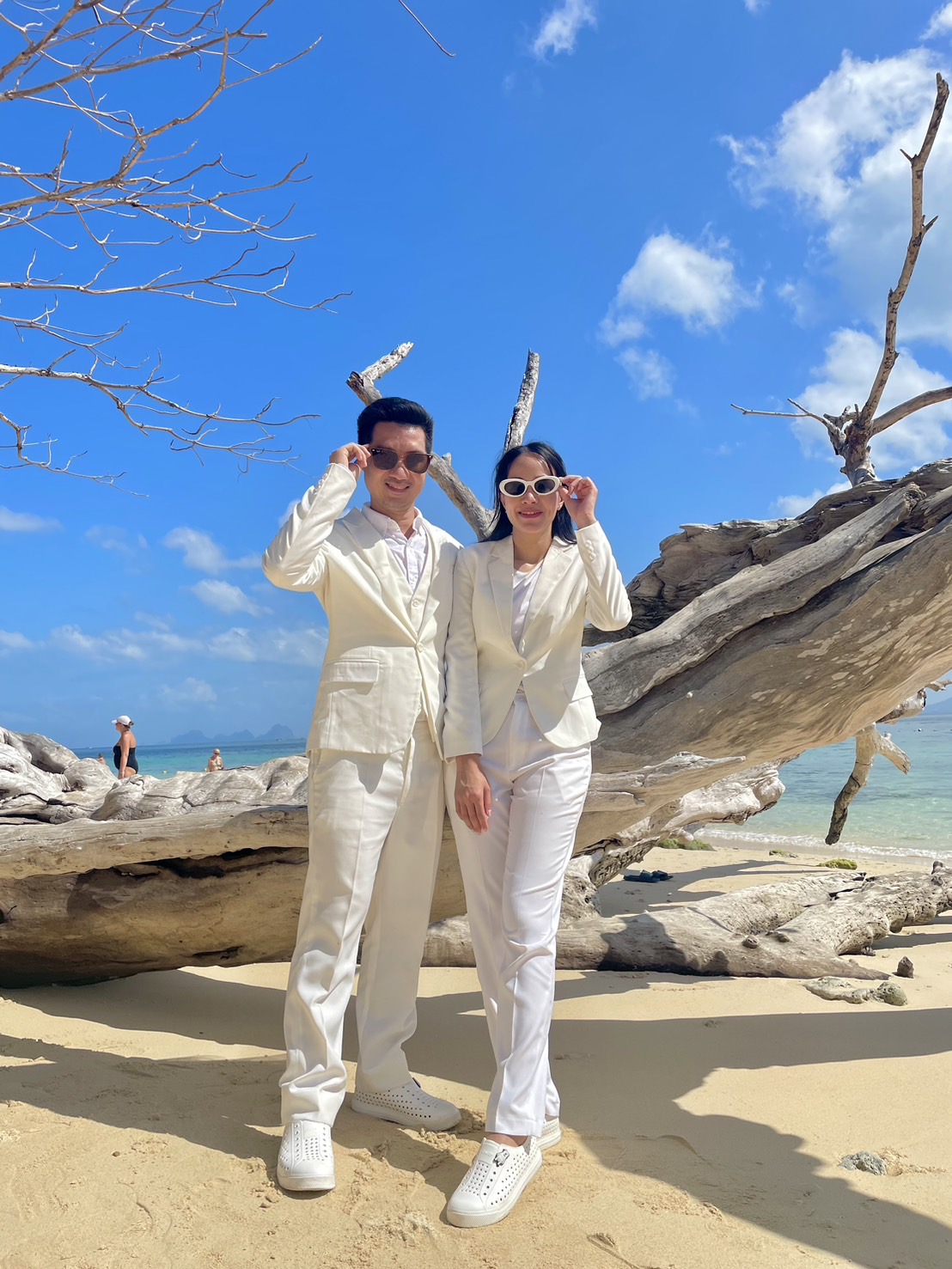 พร้อมเช่า สูทหญิง สูทสีขาว ทรงสลิม เข้ารูป