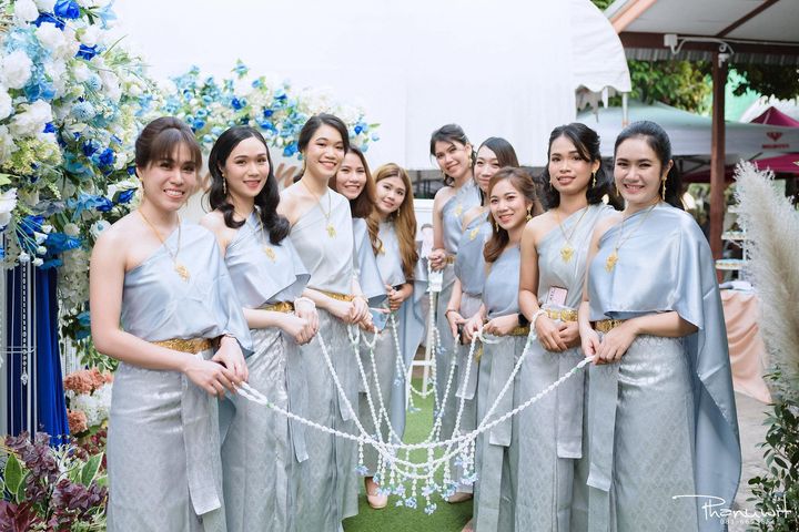 เช่า ชุดไทย ชุดเพื่อนเจ้าสาว ชุดไทยผ้าถุงสีเทาเงิน สไบเรียบ สีเทา