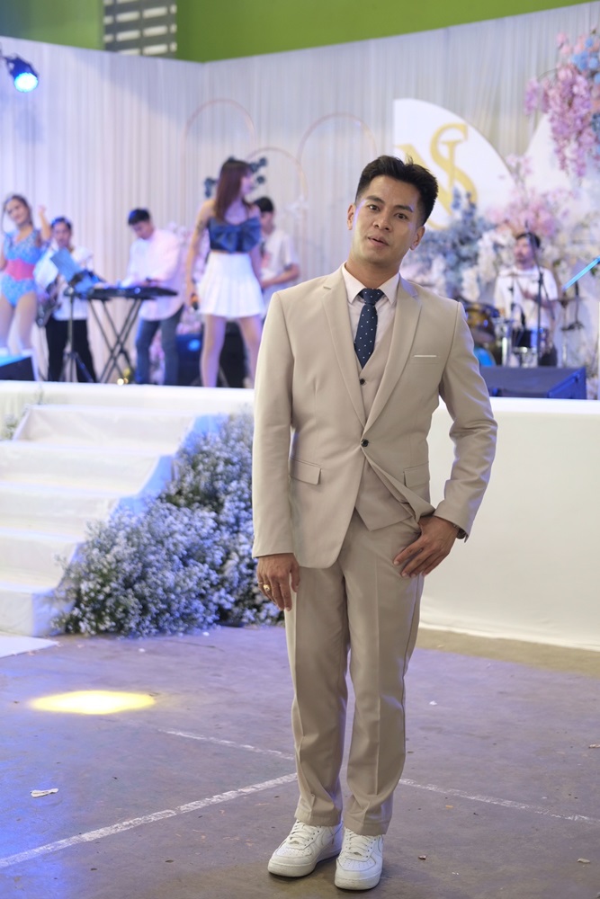 พร้อมเช่า ชุดสูทชาย สีเบจ คลาสสิก รุ่นกระดุมเดียว (พร้อมเสื้อกั๊ก)