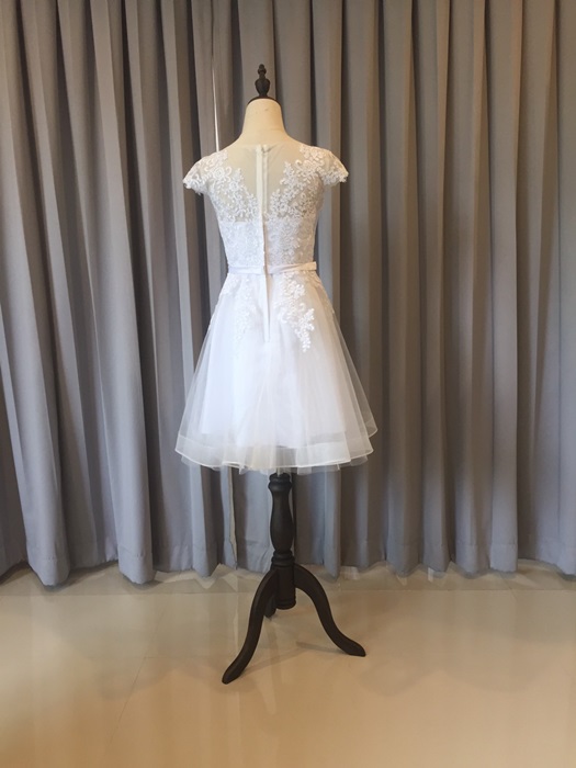 พร้อมส่ง ชุดราตรีสั้น แขนสั้น สีขาว สวยหวาน กระโปรงตาข่าย ตัวชุดลูกไม้&แต่งโบว์ช่วงเอว (ซิปหลัง)