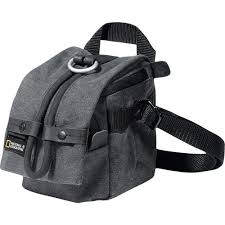 NG W2021 NATIONAL GEOGRAPHIC กระเป๋ากล้องภาพนิ่งสำหรับใส่ DSLR ขนาดเล็กจำนวน 1 ตัว พร้อม ACCESSORIES ตัวกระเป๋าสามารถกันฝุ่นละอองและน้ำได้ในระดับหนึ่ง มาพร้อมถุงกันฝนเพื่อป้องกันน้ำซึมในยามฝนตกหนัก ราคาถูก ราคาส่ง ส่งฟรี EMS Tel 080-557-6690 รับประกัน5ปี