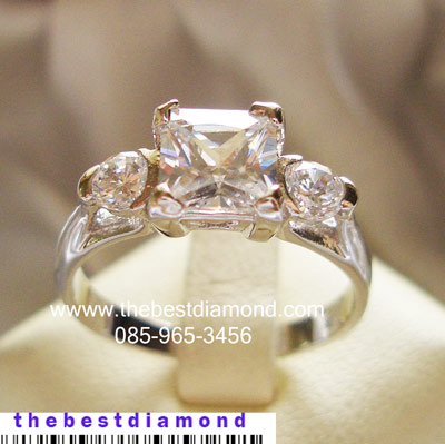 แหวนเพชร Princess cut งานสวยดูลงตัว เรียบๆ แต่ดูดี สำหรับสาวๆ ที่ชอบเพชรสี่เหลี่ยม รหัส BR910RD