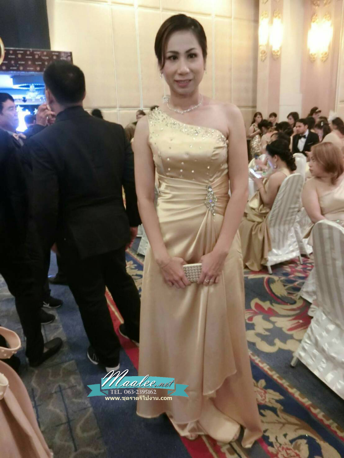 พร้อมเช่า ชุดราตรียาว ไหล่เฉียง สีทอง จับจีบที่เอว คอประดับลูกปัดคริสตัลสวยหรู