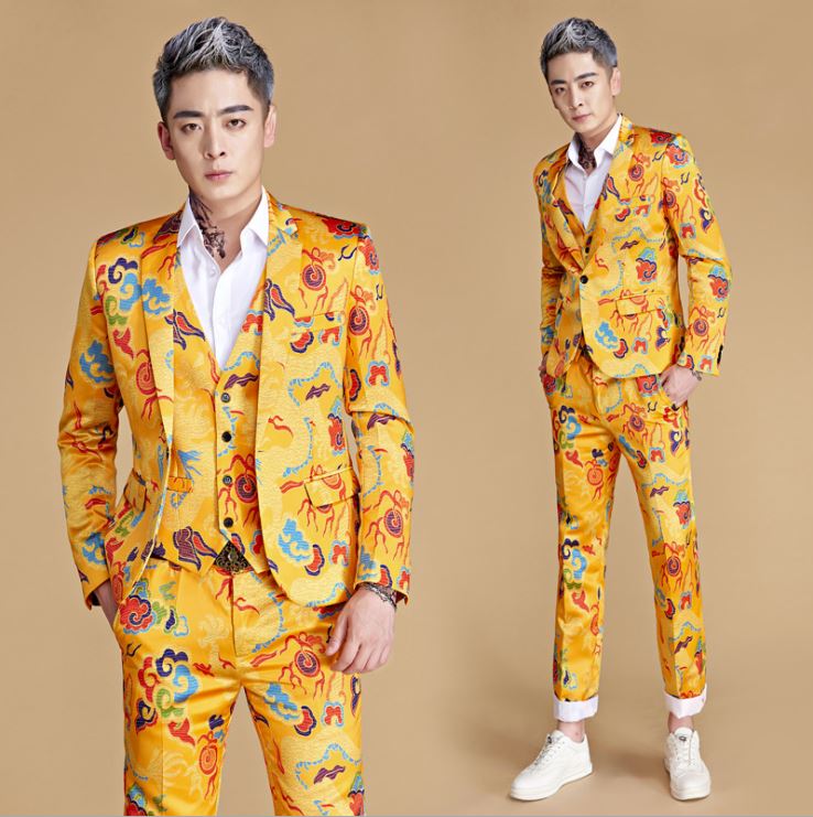 พร้อมเช่า ชุดสูทจีนชาย สีเหลืองทอง พิมพ์ลายกราฟฟิก สไตล์จีน *ไม่มีเสื้อกั๊ก*