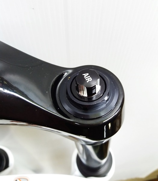 โช๊คลม RST First RST 17, 27.5 ,แกน 32 ยุบ 100มม.,28.6x260, Disk มีสีดำและสีขาว