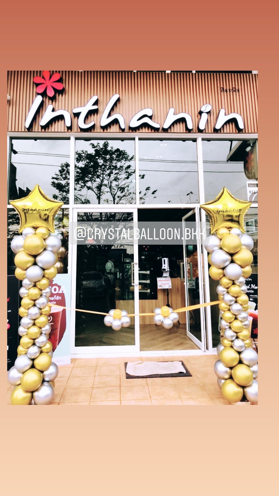 เสาลูกโป่ง เปิดงาน เสาฟอยล์ดาว 2 ต้น พร้อม ริบบิ้นตัดเปิดงาน 1 ท่าน พร้อมตกแต่ง สามารถเปลี่ยนสีลูกโป่ง/เปลี่ยนฟอยล์ตกแต่งได้
